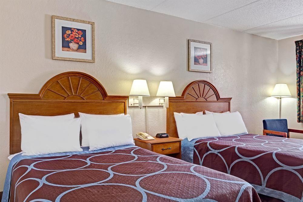 Americana Inn & Suites Lake Magdalene Exteriör bild