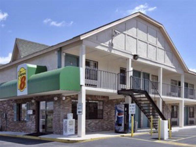 Americana Inn & Suites Lake Magdalene Exteriör bild